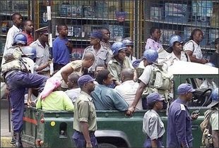 310_211_zimbabwe-police-making-arrest-4539914